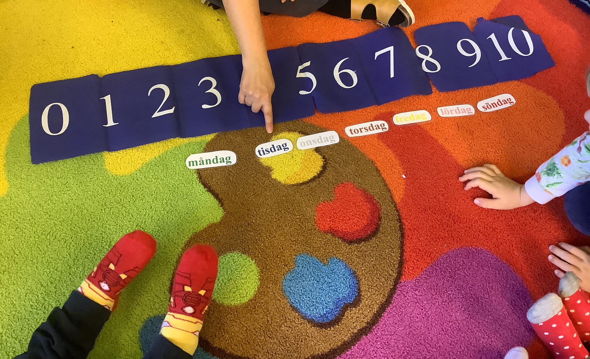 Barn får lära sig siffror och veckodagar på förskolan